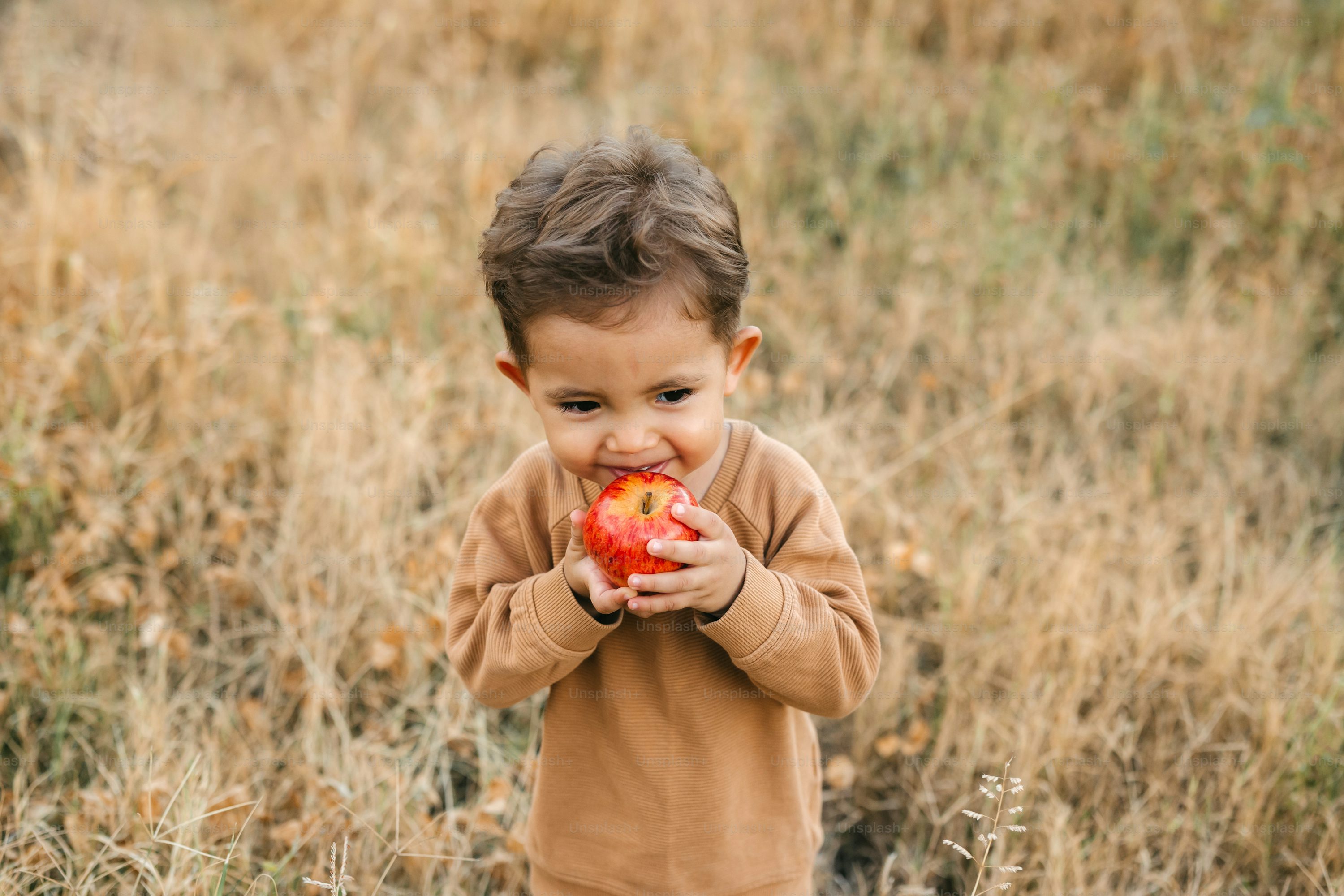 "Say Apple, Nanti Mama Kasih!" — Kenapa Kebiasaan Ini Justru Merugikan Bahasa Anak?